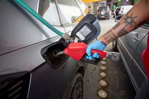 Descuentos en nafta en junio: cómo ahorrar hasta $10.000 por mes al cargar combustible.
