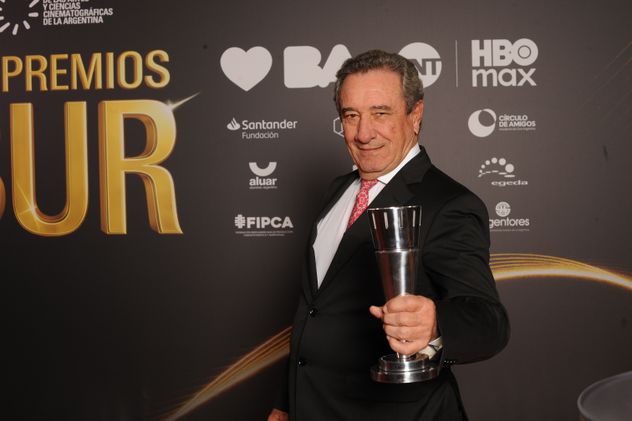 Luis Alberto Scalella con su Premio de Honor.
