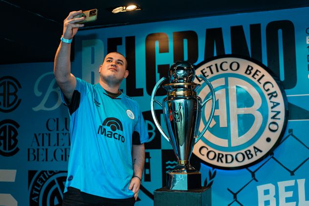 Hinchas de Belgrano en el Gigante de Alberdi con la copa del campeón del Apertura y la remera con la  estrella arriba del escudo. (Gentileza Belgrano)