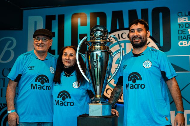 Hinchas de Belgrano en el Gigante de Alberdi con la copa del campeón del Apertura y la remera con la  estrella arriba del escudo. (Gentileza Belgrano)