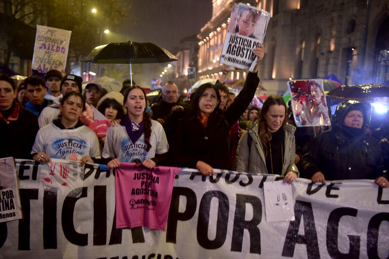 Ni Una Menos: los abuelos y la tía de Agostina Vega encabezaron la marcha por el Centro de Córdoba. (José Hernández) 