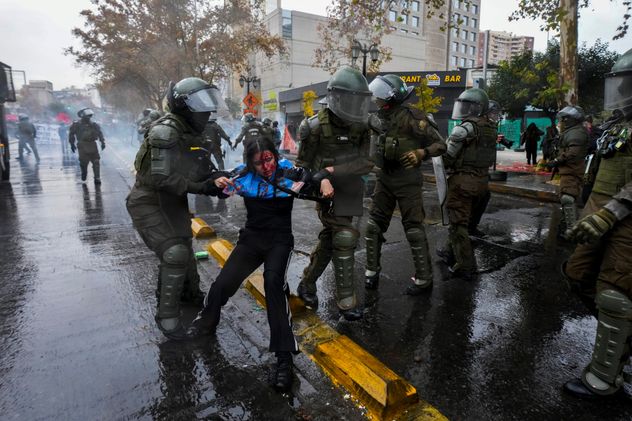 Estudiantes se enfrentan a la policía durante una protesta contra la propuesta del gobierno de reducir el presupuesto de educación, en Santiago de Chile, el miércoles 3 de junio de 2026. 