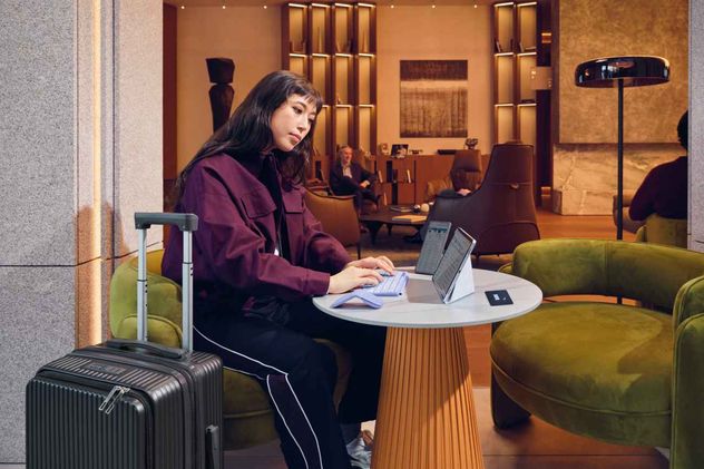 Logitech lanzó un mouse plegable que cabe en el bolsillo y apunta a quienes trabajan en movimiento.