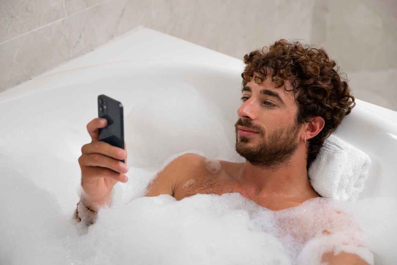 Uso del celular en el baño. 