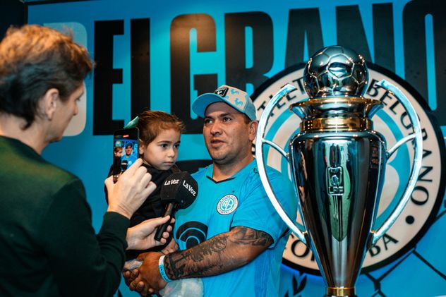 Hinchas de Belgrano en el Gigante de Alberdi con la copa del campeón del Apertura y la remera con la  estrella arriba del escudo. (Gentileza Belgrano)
