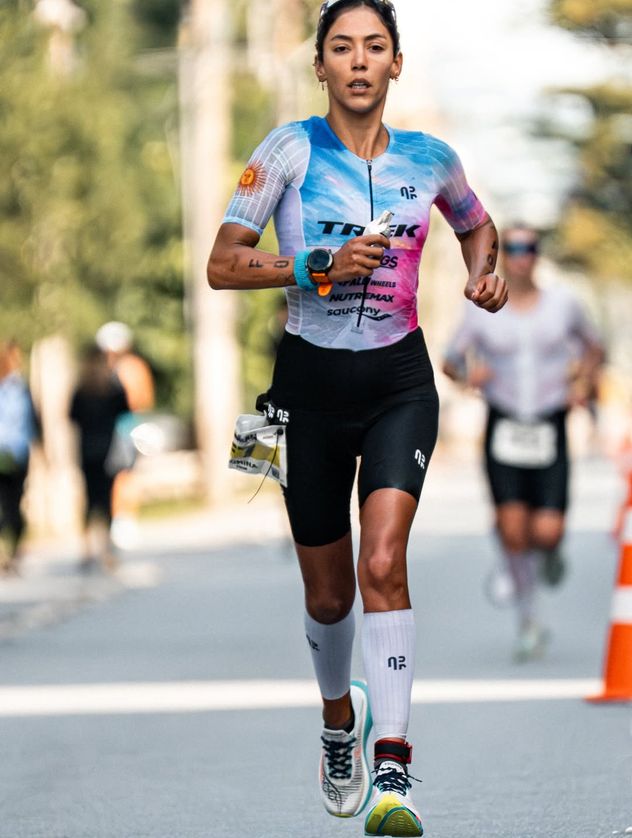 La cordobesa Cecilia Biagioli se consagró campeona en el Ironman de Brasil.