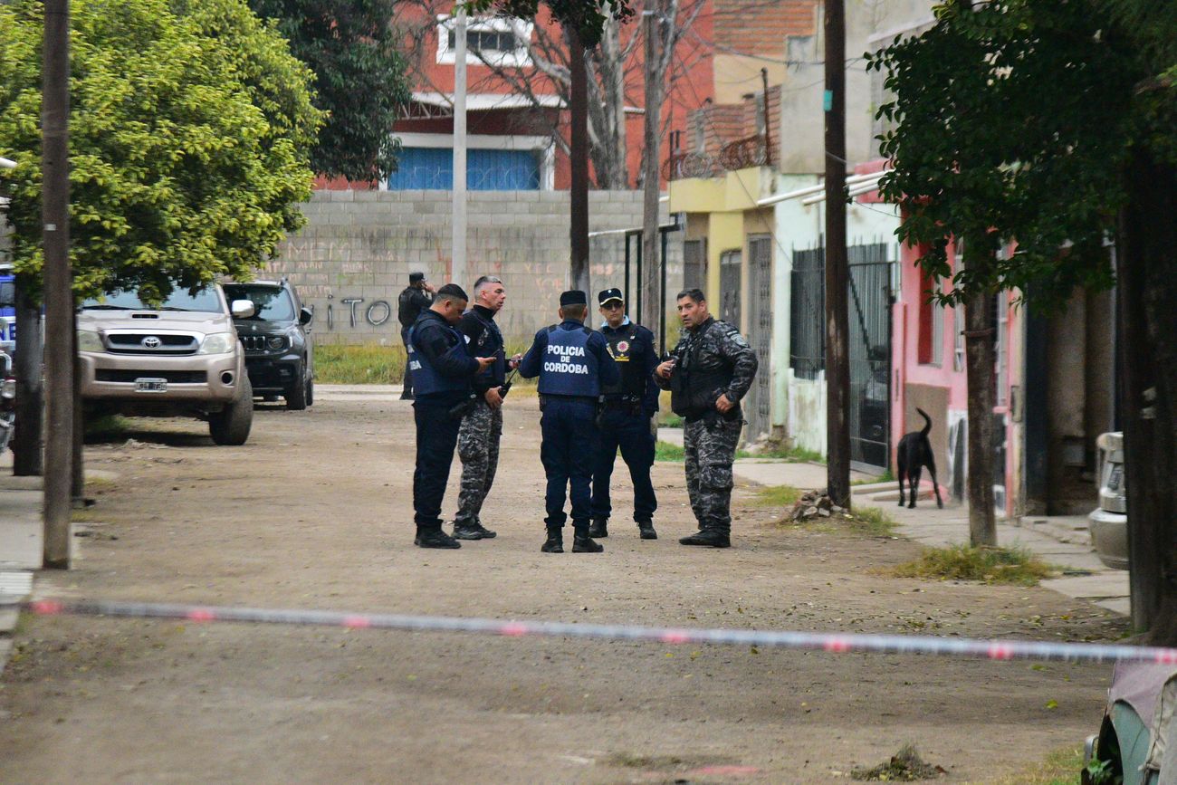 Una  persona sacó una escopeta recortada e hirió al menos dos personas en barrio Avellaneda. 
