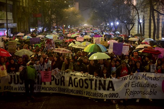 Pese a las inclemencias del tiempo, la marcha de colectivo Ni Una Menos fue multitudinaria. (José Gabriel Hernández) 