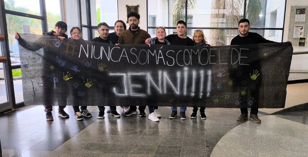 Juicio por un caso de parricidio. Jenifer quedó absuelta este miércoles y lo celebra con sus allegados.  