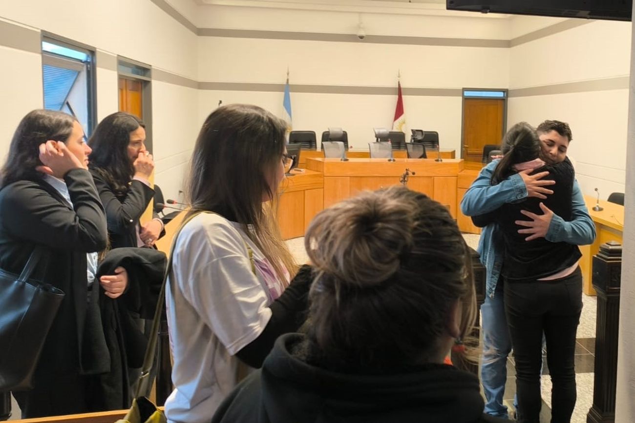 Jenifer se abraza con allegados, tras el fallo que la absolvió, en los tribunales de Río Tercero, por quedó absuelta por la muerte de su padre.  
