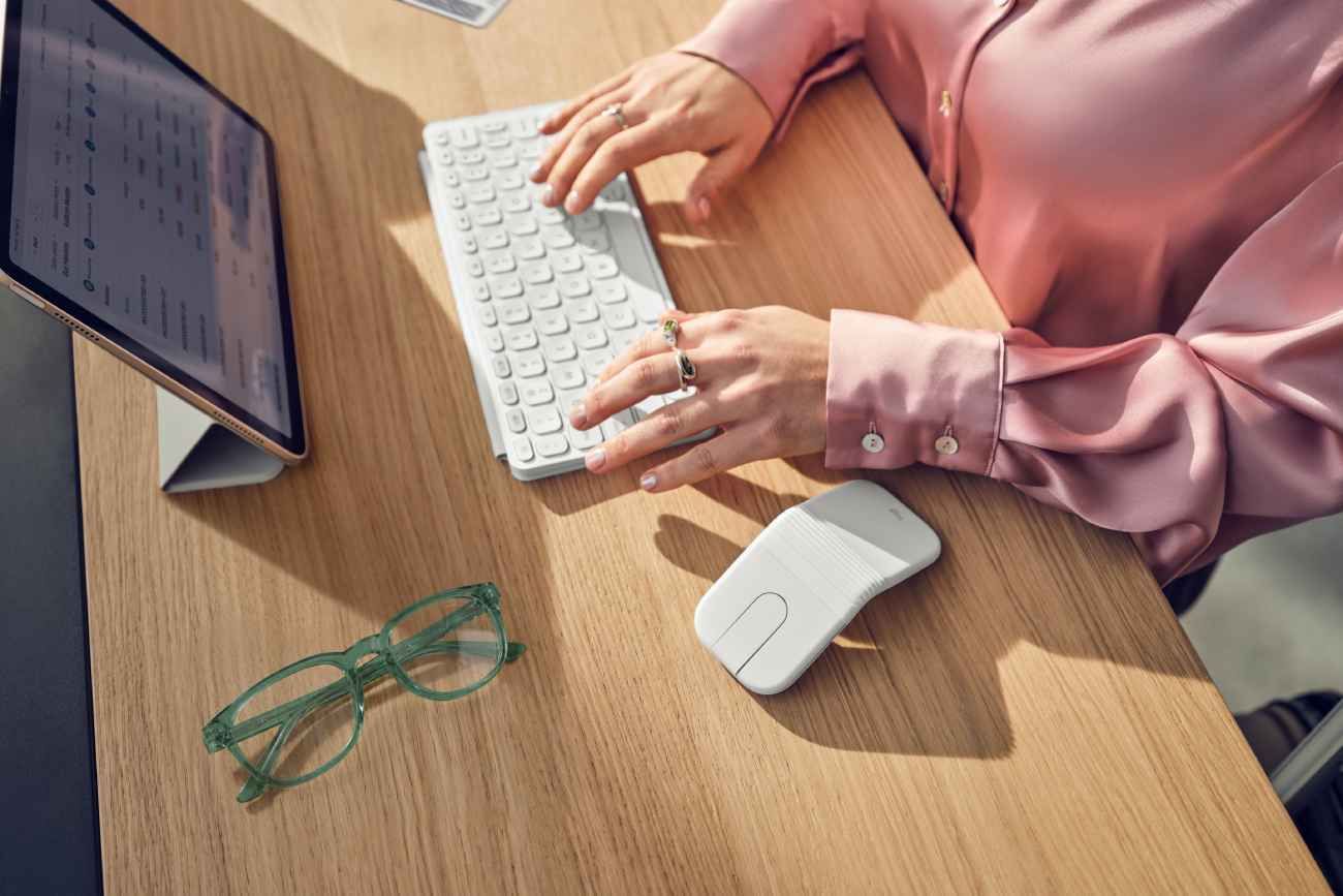 Logitech lanzó un mouse plegable que cabe en el bolsillo y apunta a quienes trabajan en movimiento. 