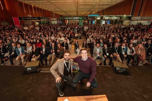 Beltrán Briones (a la derecha) participó de Proyectar Córdoba 2026, en una charla moderada por el titular de Grupo Canter, José Luis Acevedo. (Gentileza Proyectar Córdoba)