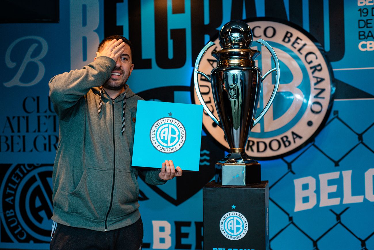 Hinchas de Belgrano en el Gigante de Alberdi con la copa del campeón del Apertura y la remera con la  estrella arriba del escudo. (Gentileza Belgrano)