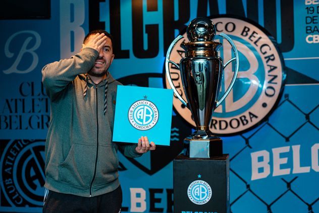 Hinchas de Belgrano en el Gigante de Alberdi con la copa del campeón del Apertura y la remera con la  estrella arriba del escudo. (Gentileza Belgrano)