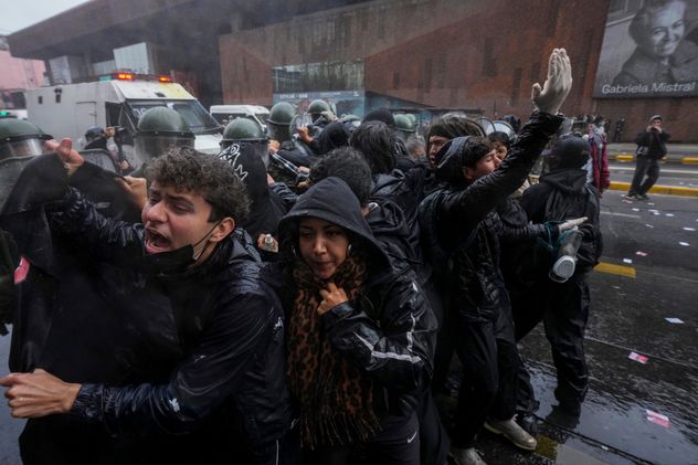 Estudiantes se enfrentan a la policía durante una protesta contra la propuesta del gobierno de reducir el presupuesto de educación, en Santiago de Chile, el miércoles 3 de junio de 2026. 