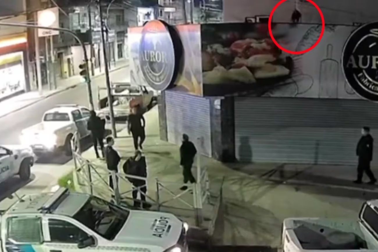 Entró a robar a una fábrica de pastas, habló con la Policía y escapó por los techos