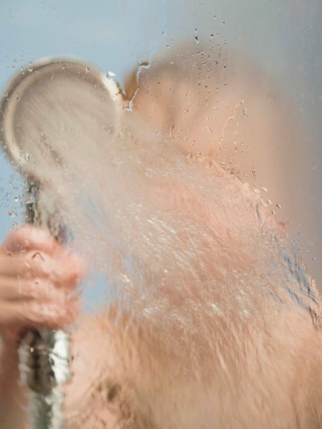 Uso del celular en el baño. 