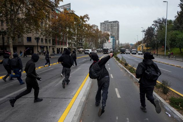Estudiantes se enfrentan a la policía durante una protesta contra la propuesta del gobierno de reducir el presupuesto de educación, en Santiago de Chile, el miércoles 3 de junio de 2026. 