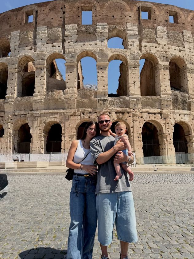 Alexis Mac Allister junto a Ailén Cova y su hija.