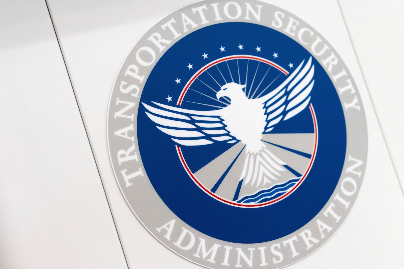 ARCHIVO - Un letrero de la Administración de Seguridad del Transporte (TSA) en un puesto de control de seguridad de Aeropuerto.