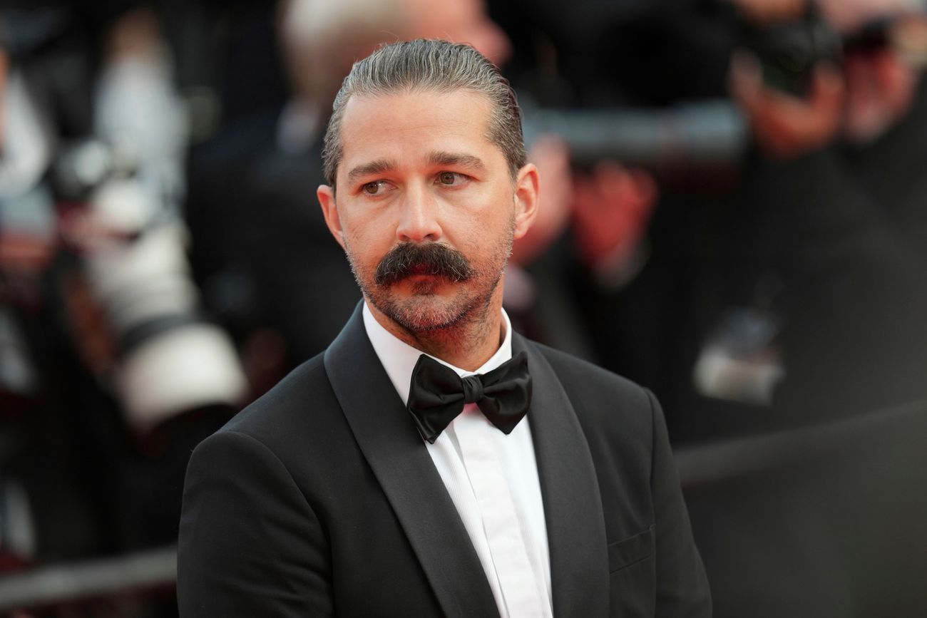 Shia LaBeouf recibe libertad condicional tras declararse culpable de golpear a personas en un bar.