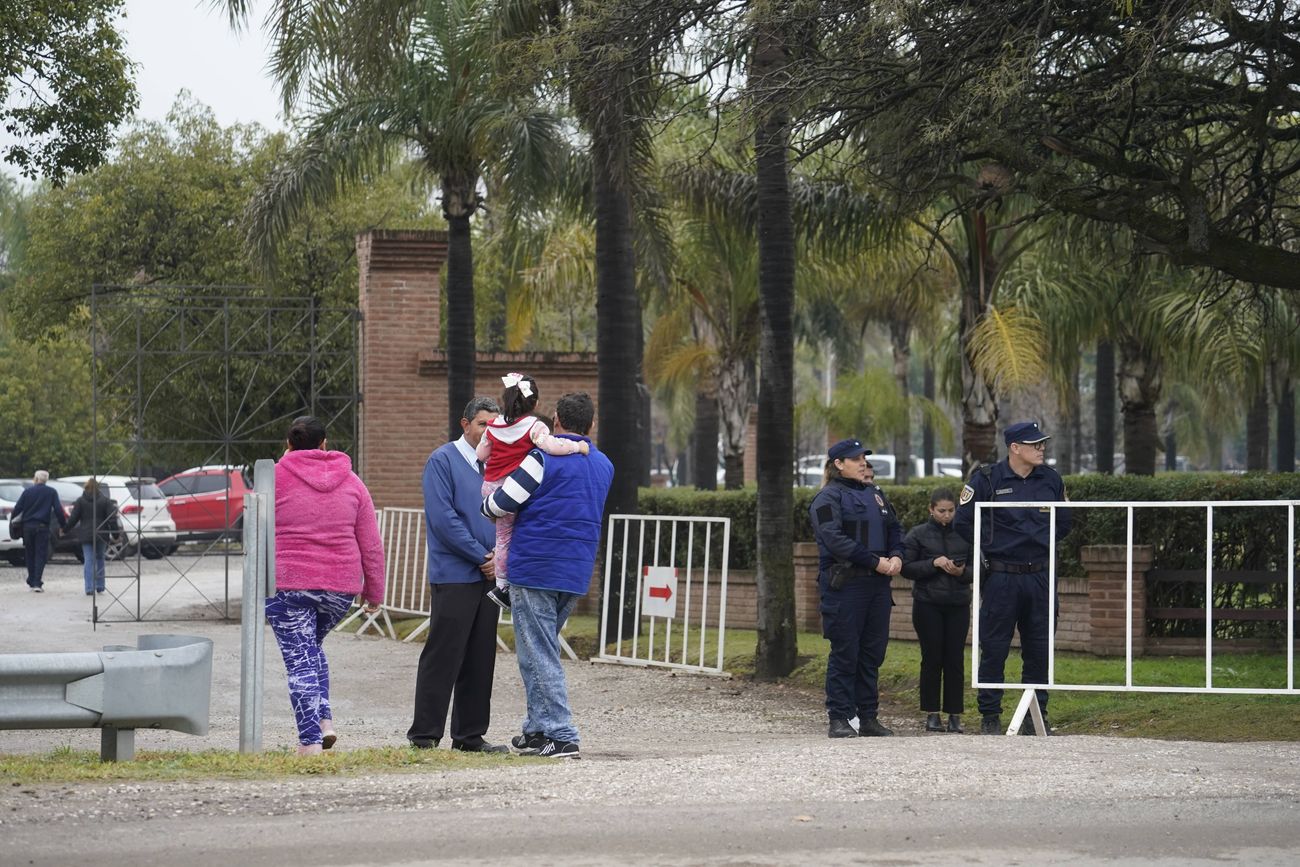 El último adiós a Agostina Vega: la mamá asistió al sepelio y se vivieron momentos tensos entre las familias