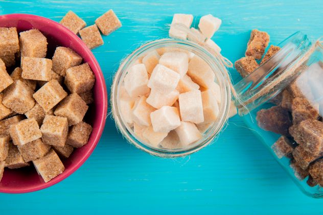 ¿Una es más saludable que otra? Las diferencias entre el azúcar blanco, negro y mascabo.