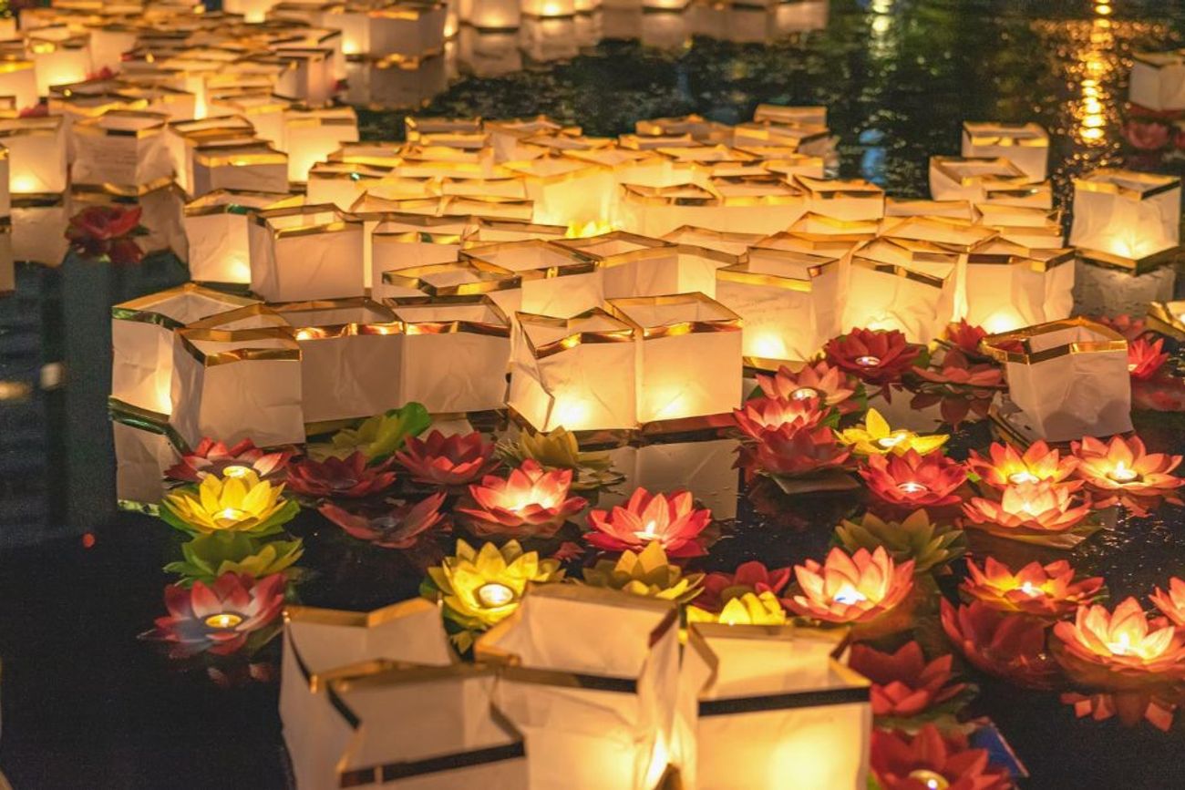 Cientos de faroles iluminados flotarán sobre el agua durante una de las experiencias más emotivas que se realizarán en Buenos Aires.