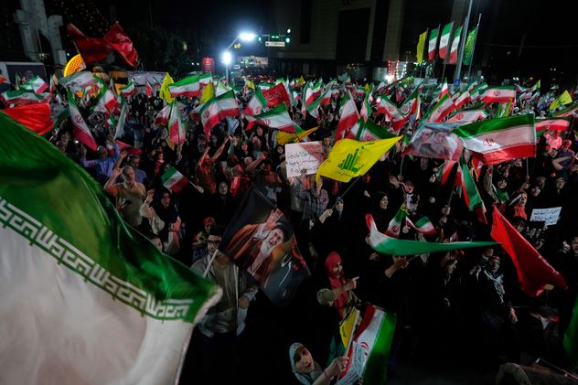 Manifestantes iraníes progobierno agitan las banderas de su país y las banderas del grupo militante libanés Hezbollah en una concentración en una plaza en Teherán, Irán, el viernes 29 de mayo de 2026. (Vahid Salemi)