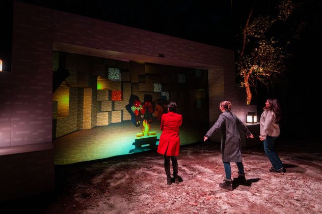 Minecraft Experience: Moonlight Trail propone una aventura interactiva entre bosques, cuevas y escenarios inspirados en el universo del famoso videojuego.