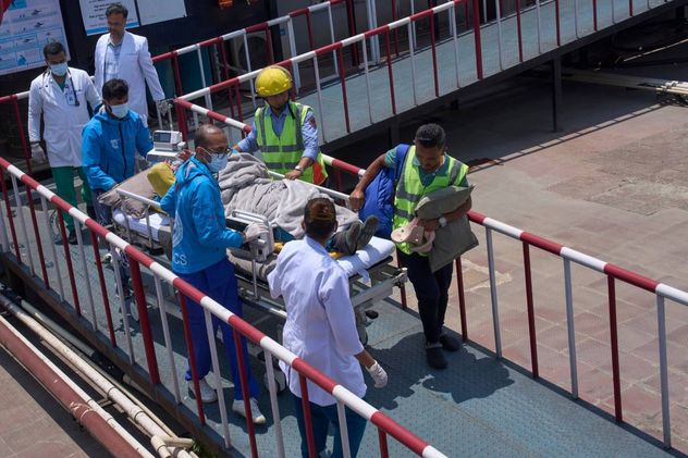Seis días desaparecido. Imágenes del rescate de Dawa Sherpa, el guía nepalí encontrado mientras se arrastraba hacia el campamento base en el Everest.