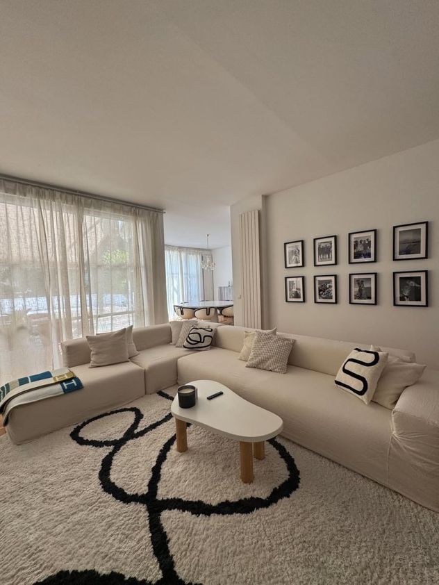 Así es la casa de Valentín "Colo" Barco en Francia: el living blanco y negro que marca tendencia.