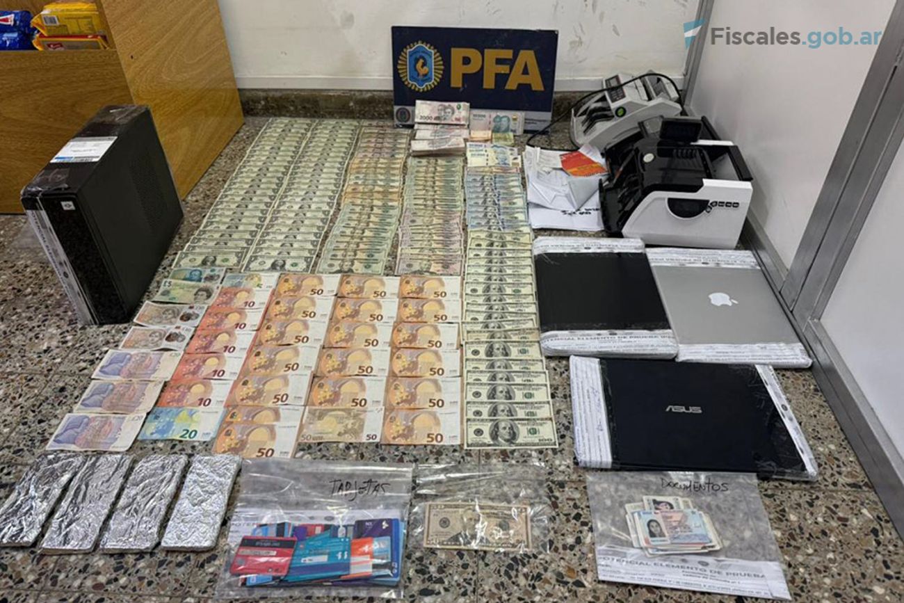 Computadoras, máquinas contadoras de billetes, dinero en efectivo de distintas divisas y documentos secuestrados en el local de Western Union allanado en Colegiales. (Policía Federal/Fiscales.gob.ar)