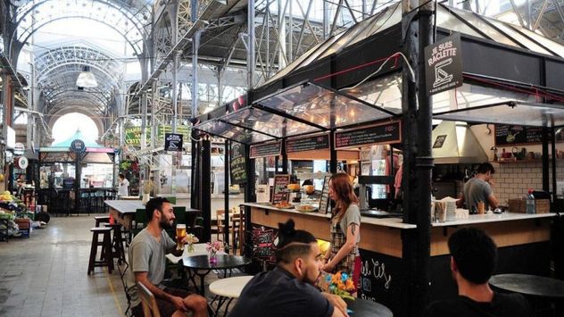 Museos, librerías y mercados gastronómicos son algunas de las opciones ideales para recorrer la ciudad en jornadas lluviosas.