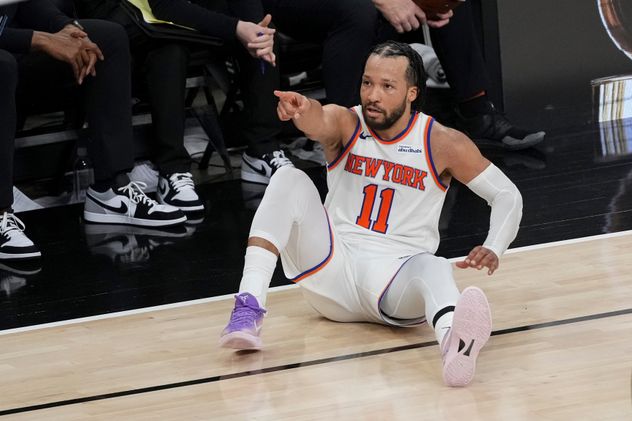 alen Brunson, la figura del triunfo de los Knicks con 30 puntos, evidenció molestia por lo que le habría dicho un espectador ubicado a pie de cancha.
