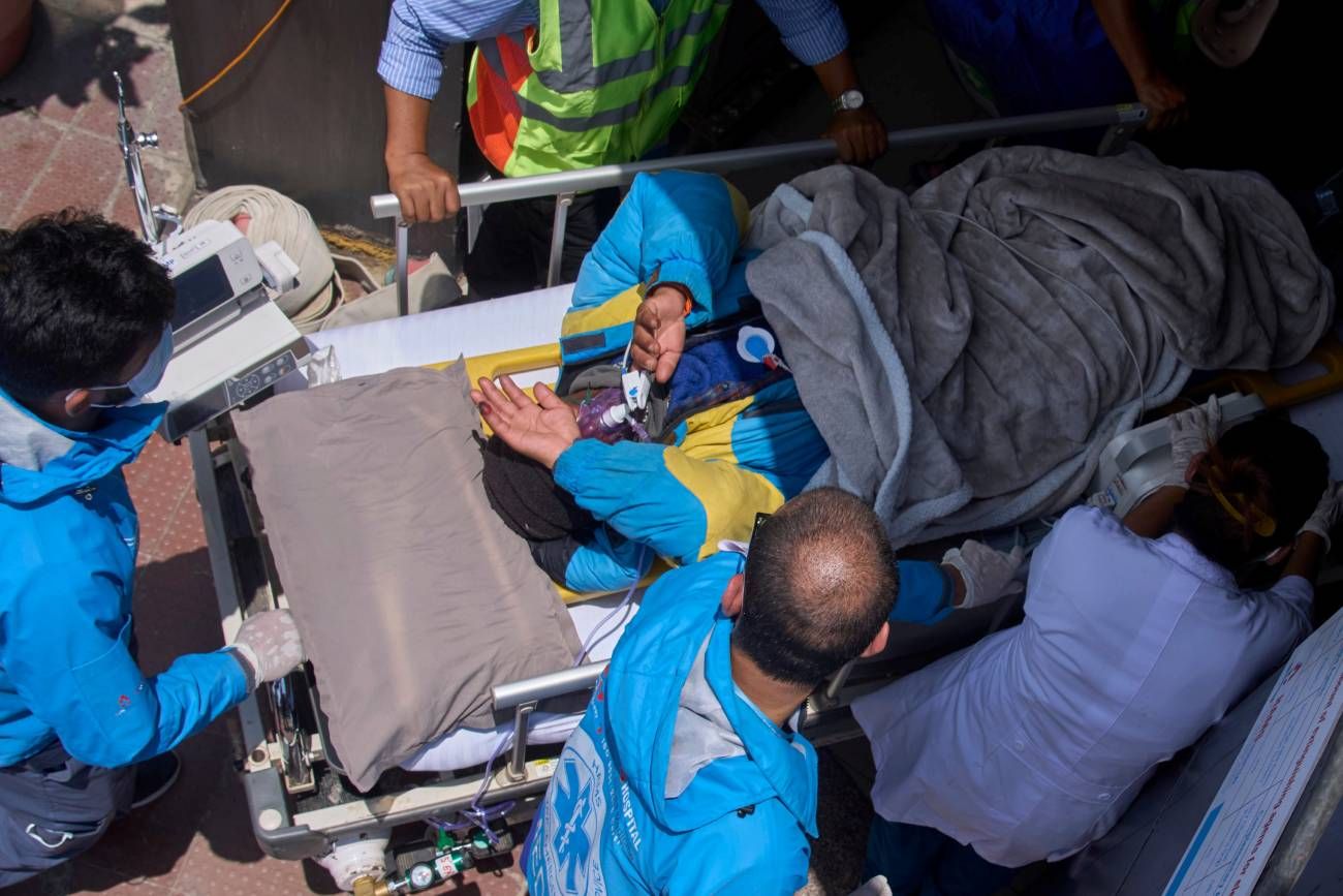 Seis días desaparecido. Imágenes del rescate de Dawa Sherpa, el guía nepalí encontrado mientras se arrastraba hacia el campamento base en el Everest.