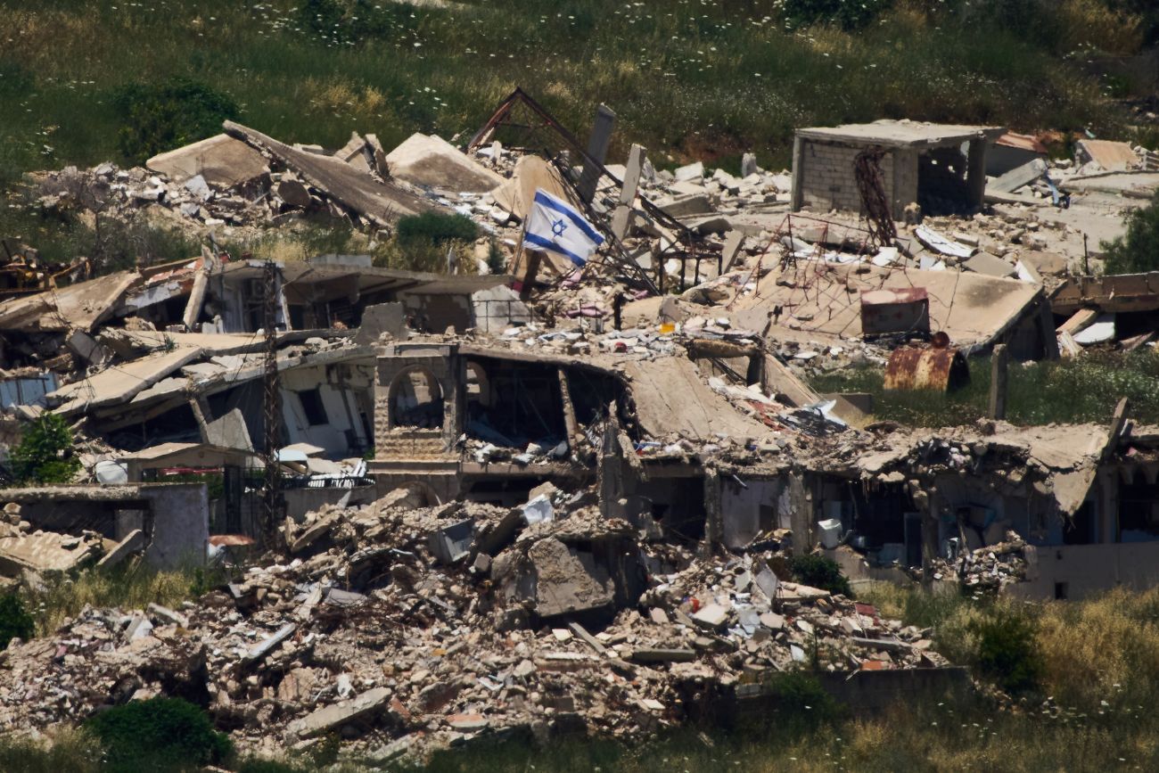 Una bandera israelí ondea en un edificio destruido en el sur del Líbano, el jueves 4 de junio de 2026. (Foto AP / Ariel Schalit)