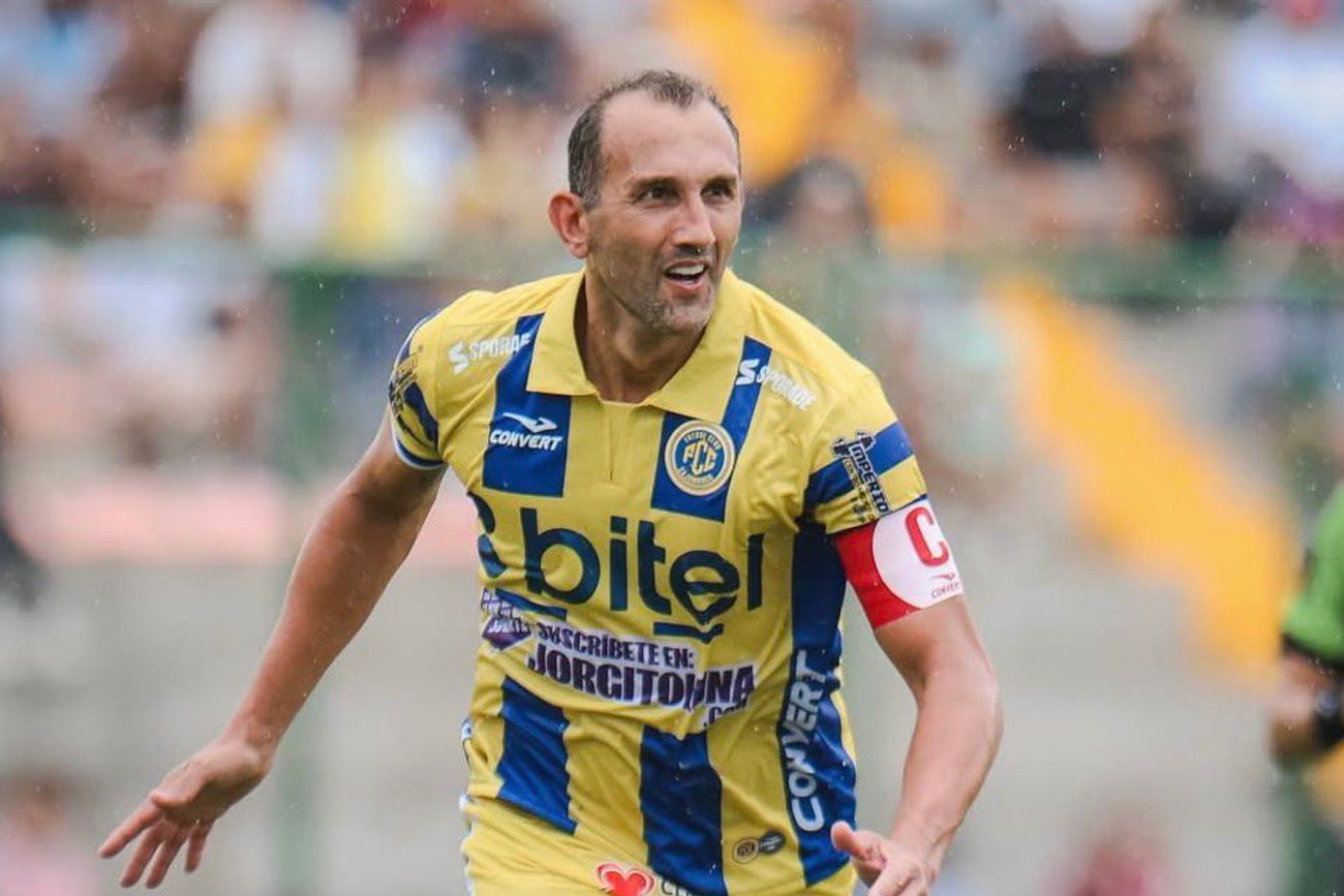 Hernán Barcos cambiaría de club a los 42 años.