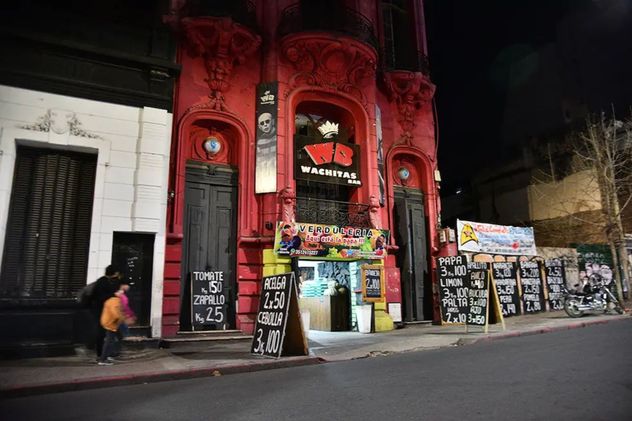 Clausuraron Wachitas, habilitado como bar y como verdulería.