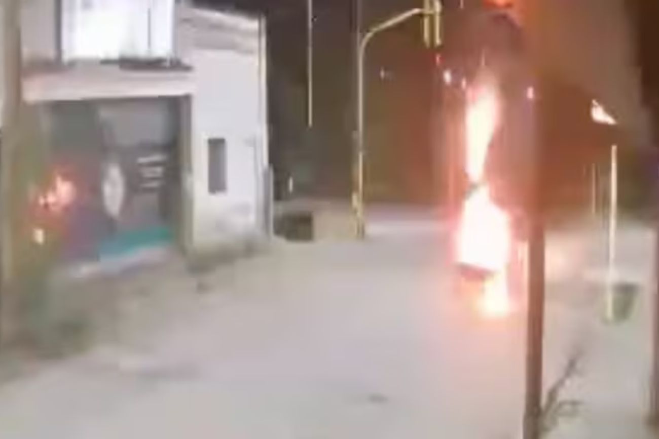 Un taxista frenó en un semáforo y explotó el auto: el impactante video