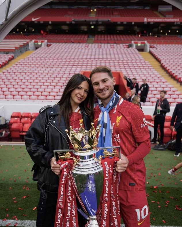Alexis Mac Allister junto a Ailén Cova.