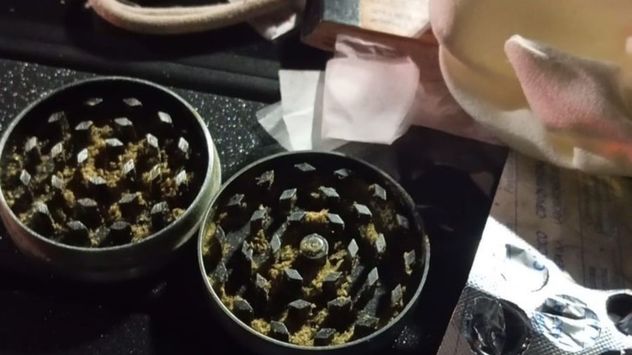 Detuvieron con drogas y armas en su poder a Nicole Verón, la expolicía que grabó contenido erótico con su uniforme puesto.