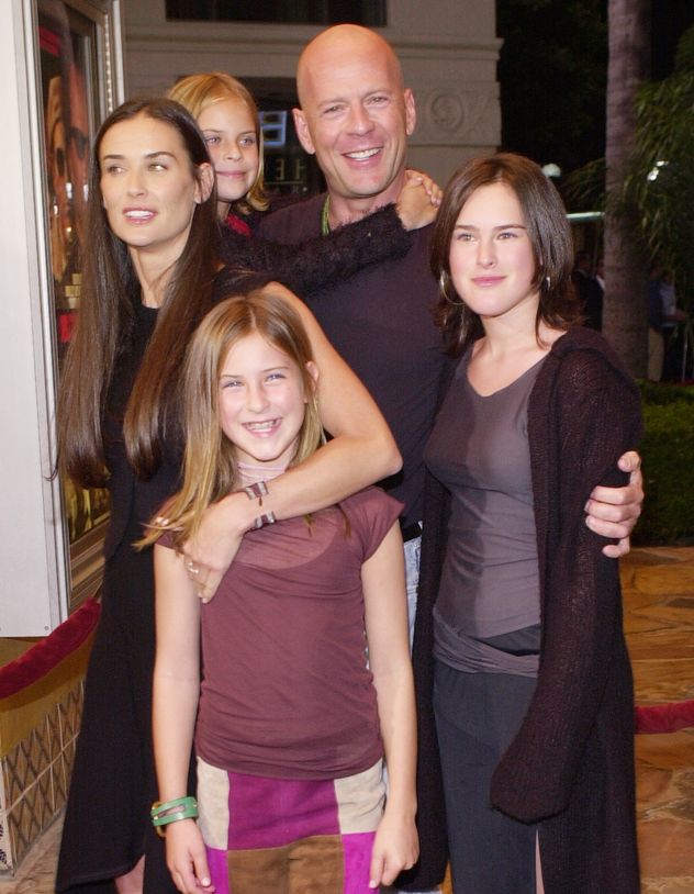 Demi Moore y Bruce Willis junto a sus tres hijas.