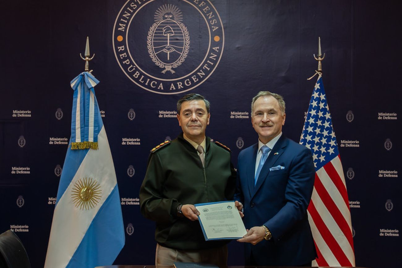 Argentina firmó acuerdos con Estados Unidos para cooperación militar y tecnología antidrones. (@USAmbassadorARG)