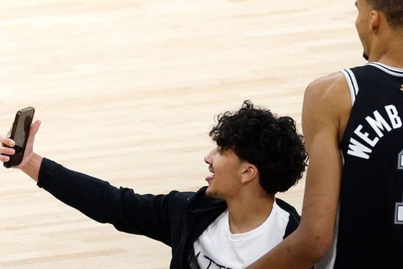 Un menos de edad ingresó a la cancha durante la final para sacarse una selfie con el francés Victor Wembanyama. No podrá entrar nunca más a un partido de la NBA. (AP)