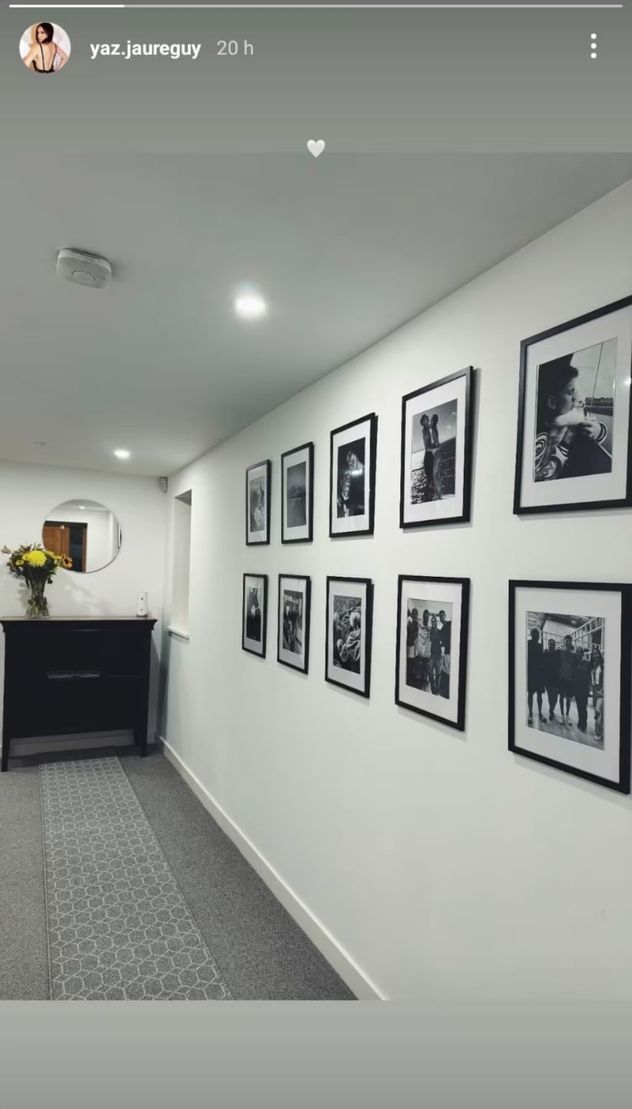 Así es la casa de Valentín "Colo" Barco en Francia: el living blanco y negro que marca tendencia.