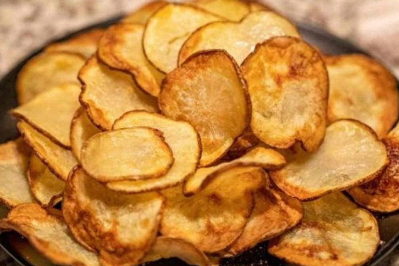 Los chips de papa preparados en freidora de aire son una alternativa más liviana y rápida para disfrutar de un snack casero.