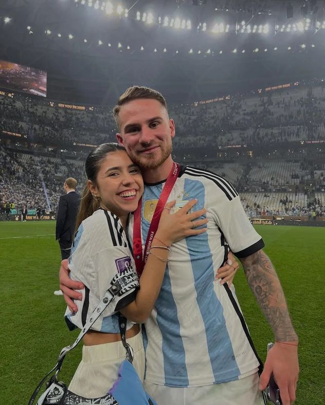 Cami Mayan y Alexis Mac Allister luego de que Argentina se consagrara ganadora de la Copa del Mundo 2022.