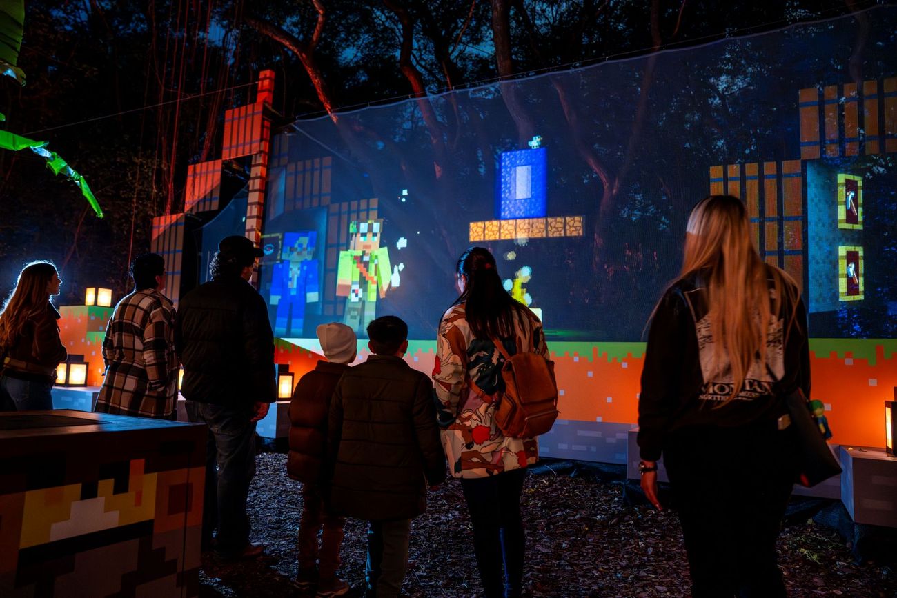 Minecraft Experience: Moonlight Trail propone una aventura interactiva entre bosques, cuevas y escenarios inspirados en el universo del famoso videojuego.