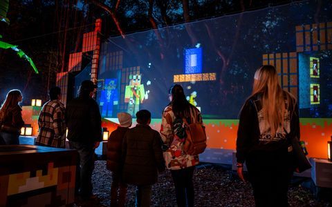 Minecraft Experience: Moonlight Trail propone una aventura interactiva entre bosques, cuevas y escenarios inspirados en el universo del famoso videojuego.